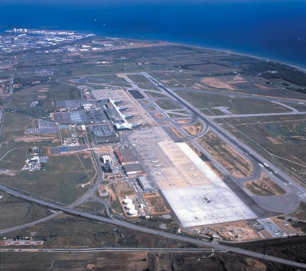 Vista aèria del port, l'antiga llera del Llobregat, l'aeroport amb 2 pistes i l'autovia de Castelldefels
